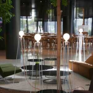 GRUPA Model M2 LED stojací lampa bílá